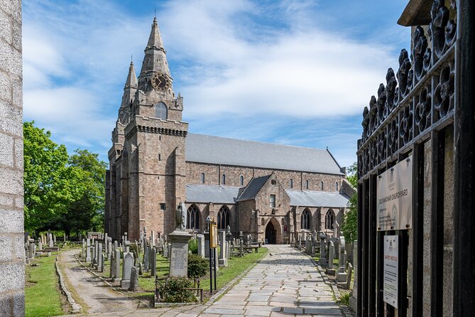 Aberdeen Historical Walking Tour - Old Aberdeen’s Powis Gates, Mercat Cross, and secret burial ground