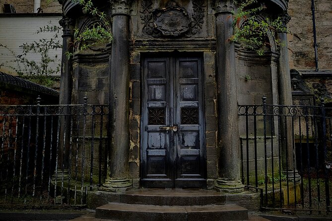 Dark History and Ghost Tour of Edinburgh - St Giles’ Cathedral and the first taste of Old Town darkness