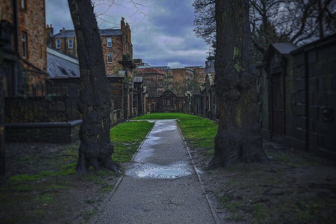 Dark History and Ghost Tour of Edinburgh - Advocates Close and a famous lingering ghost story