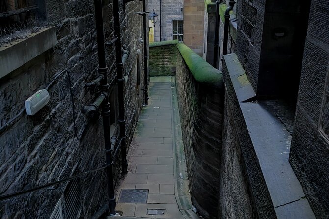 Dark History and Ghost Tour of Edinburgh - Victoria Street and a wizard with a darker tale