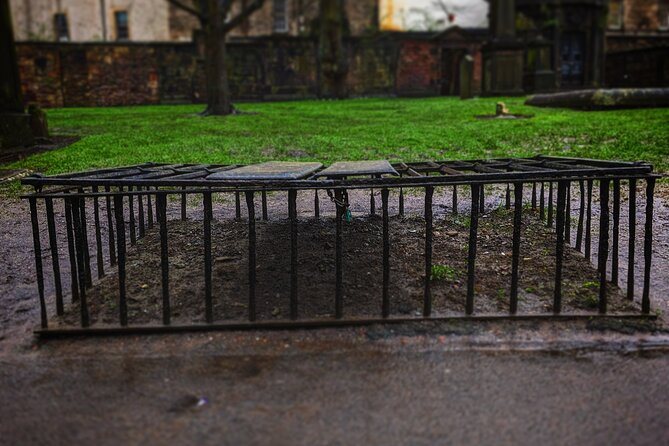 Dark History and Ghost Tour of Edinburgh - Greyfriars Kirkyard and the darkest final chapter