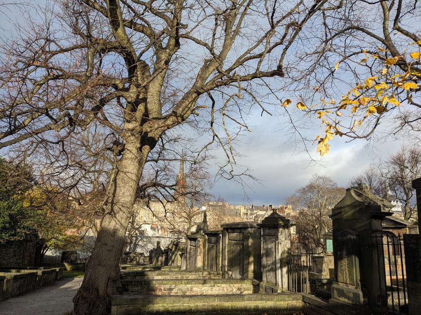 Dark Stories of Edinburgh: walking tour in French - Canongate Kirk and the first Old Town stories