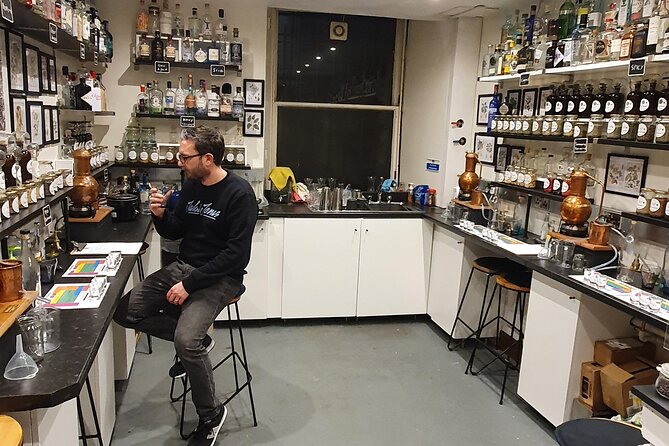 Distill a bottle of Gin on mini copper stills - Distilling on your own mini copper still