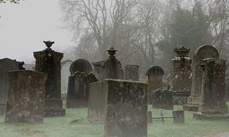 Edinburgh: 2-Hour Ghost Tour in Italian - Starting at 190 High Street on the Royal Mile