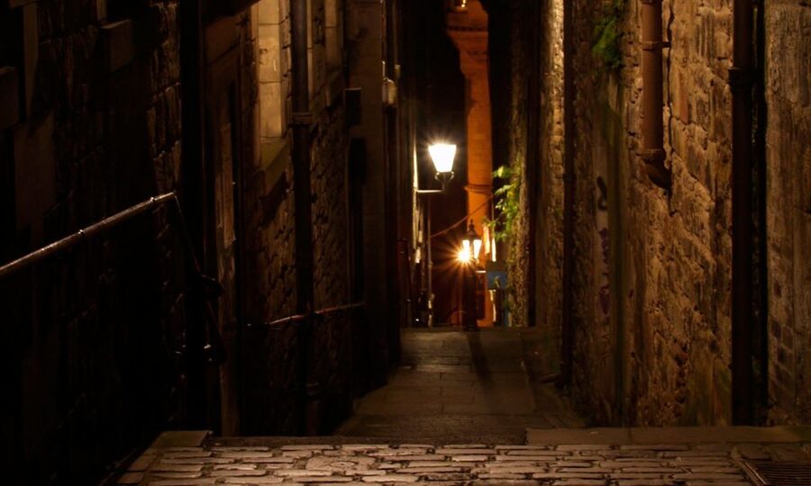Edinburgh: 2-Hour Ghost Tour in Spanish - Why Edinburgh’s Old Town works so well after dark