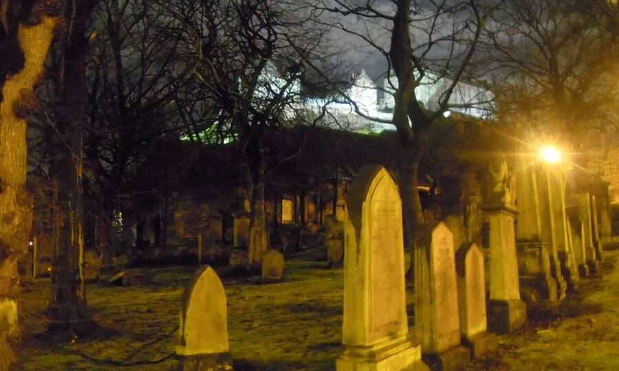 Edinburgh: 2-Hour Ghost Tour in Spanish - Starting at 190 High Street on the Royal Mile