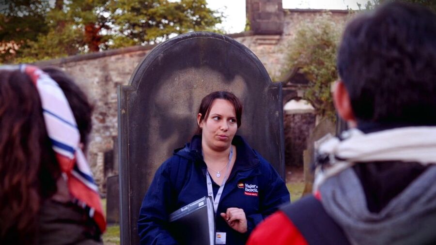 Edinburgh: 2-Hour Ghost Tour in Spanish - The cemetery and David Hume’s tomb