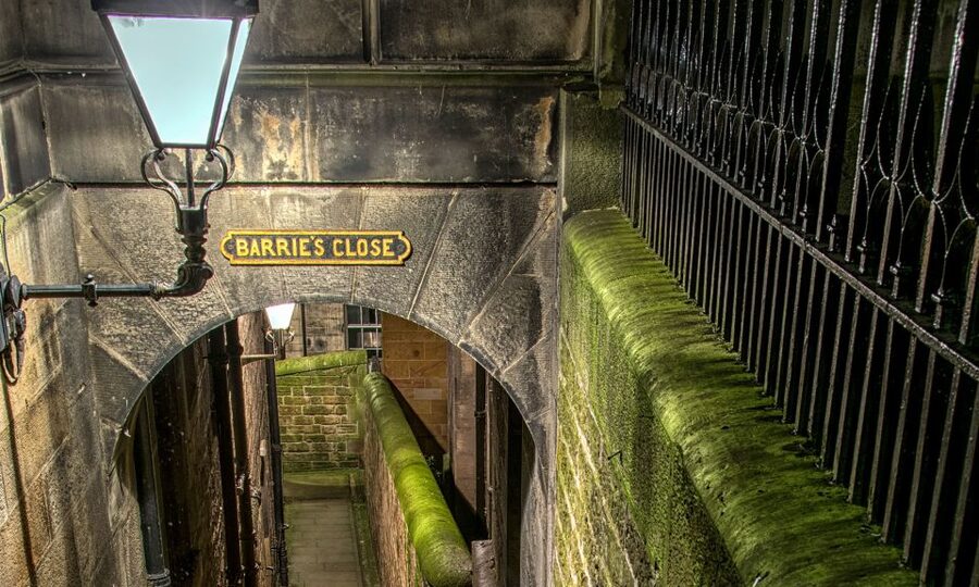 Edinburgh: 2-Hour Ghost Tour in Spanish - Dark closes through the Old Town