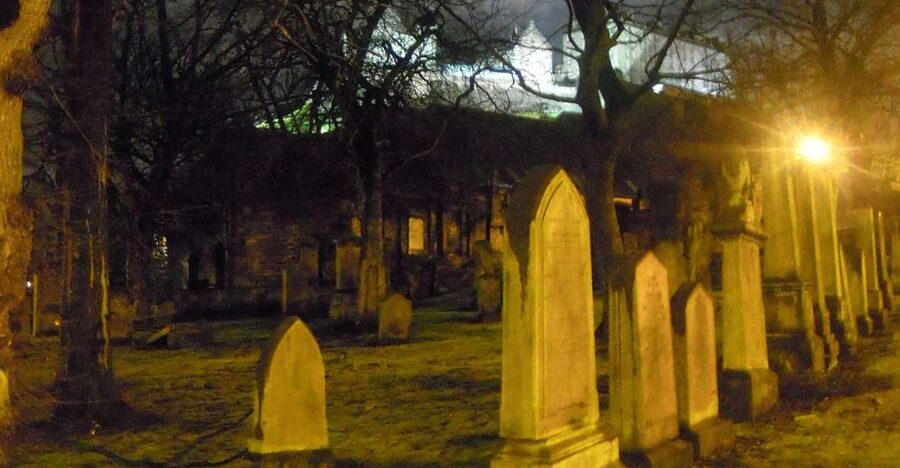 Edinburgh: 2-Hour Ghost Tour in Spanish - Witches, murderers, and Edinburgh’s troubled past