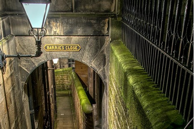 Edinburgh 2 Hour Nighttime Ghost Tour Italian Tour Guide - A ghost walk through Edinburgh’s oldest streets