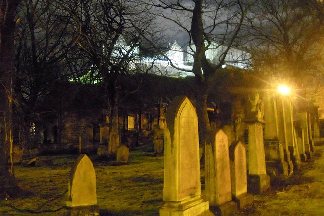 Edinburgh 2 Hour Nighttime Ghost Tour Italian Tour Guide - Greyfriars Cemetery and an important route question