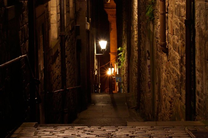 Edinburgh 2 Hour Nighttime Ghost Tour Italian Tour Guide - Group size, walking conditions, and what to wear