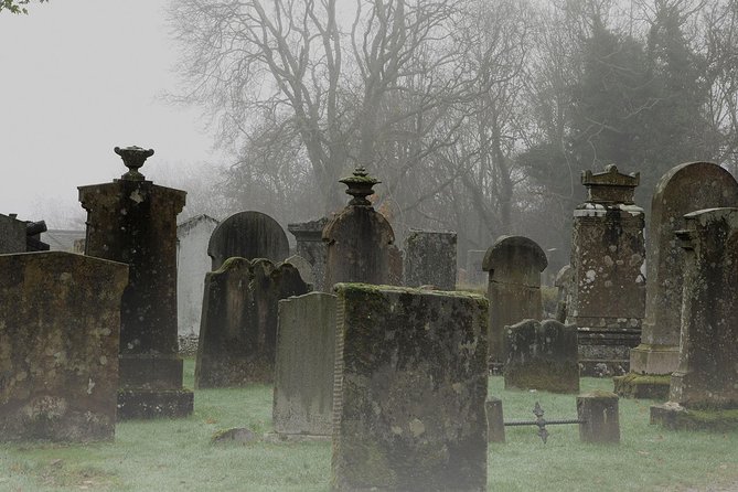 Edinburgh 2 Hour Nighttime Ghost Tour Italian Tour Guide - The Old Town: closes, crime, and old punishments
