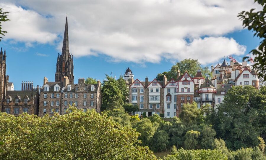 Edinburgh: 3-Hour Historical Walking Tour in Italian - The Meadows and the final castle view
