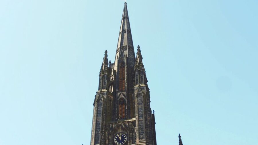 Edinburgh: 3-Hour Historical Walking Tour in Spanish - Greyfriars Kirkyard and Edinburgh’s darker side