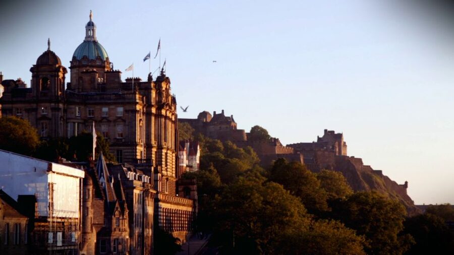 Edinburgh: 3-Hour Historical Walking Tour in Spanish - What $20 gets you