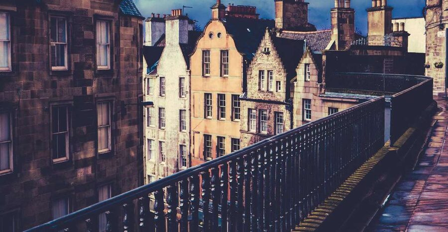 Edinburgh: 3-Hour Historical Walking Tour in Spanish - Royal Mile stories beneath St Giles’ Cathedral