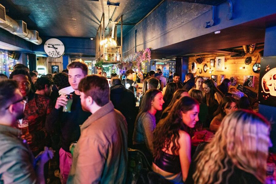 Edinburgh: 7 Bar Pub Crawl with 7 Shots & Discounts - The guides and the social side