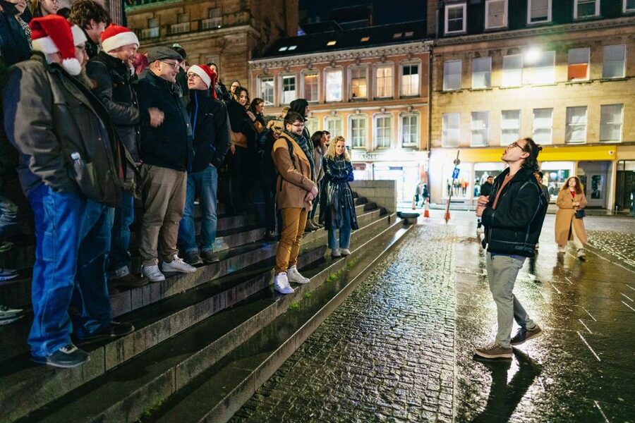 Edinburgh: 7 Bar Pub Crawl with 7 Shots & Discounts - Moving through seven Edinburgh venues