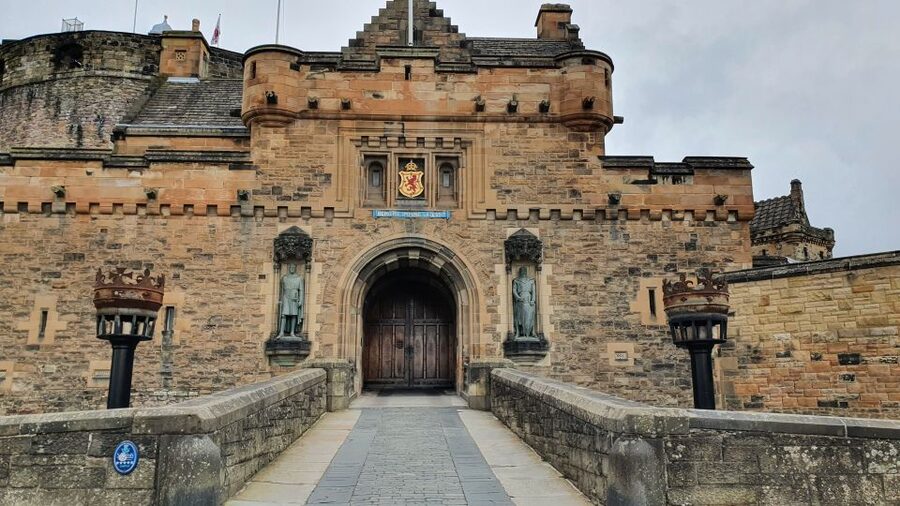 Edinburgh Castle: 120-Minute In-Depth Tour with Expert Guide - Meeting your guide below the castle