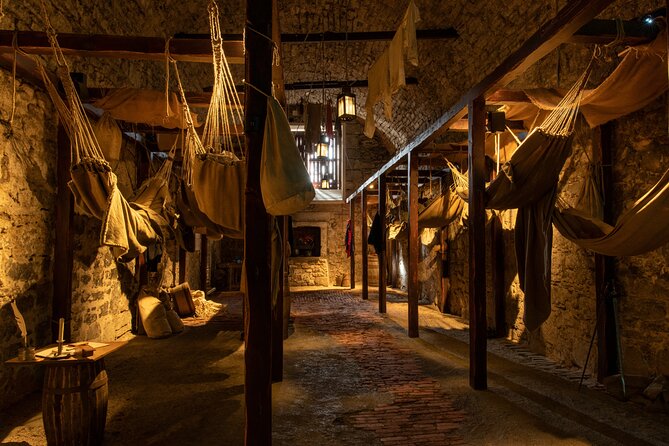 Edinburgh Castle: Guided Walking Tour with Entry Ticket - Free time inside the buildings after the tour