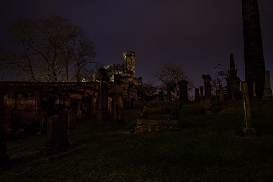 Edinburgh: Dark Secrets of the Old Town Ghost Walking Tour - The Guides Make or Break the Evening