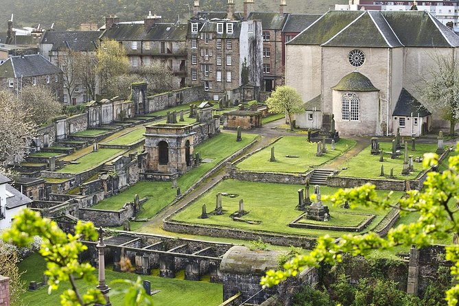 Edinburgh Darkside Walking Tour: Mysteries, Murder and Legends - What this Edinburgh dark history walk does well