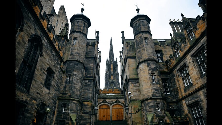 Edinburgh: Discover Edinburgh's Old Town Walking Tour - Scott Monument and the literary city