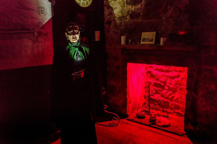 Edinburgh: Evening Underground Ghost Tour - Starting on the Royal Mile
