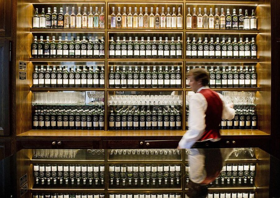 Edinburgh: Food & Drink Tasting Tour - The middle stops bring variety and local character