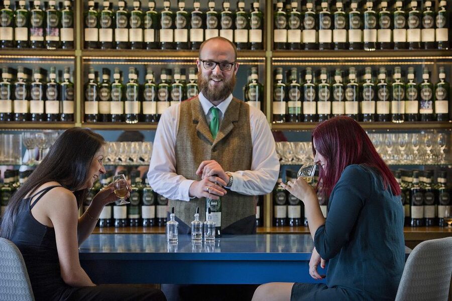 Edinburgh: Food & Drink Tasting Tour - Guides make the walking sections worthwhile