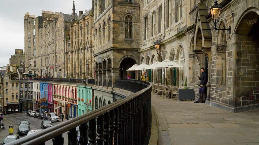 Edinburgh: Food & Drink Tasting Tour - Meeting at St Giles’ Street and setting off through the Old Town