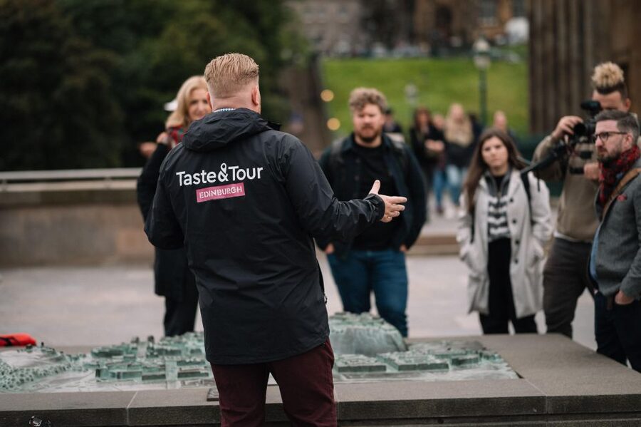 Edinburgh: Food Tour with drinks - Scottish dishes worth trying, including haggis