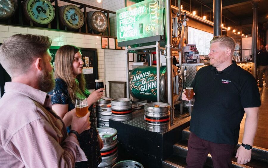 Edinburgh: Food Tour with drinks - Starting below Edinburgh Castle