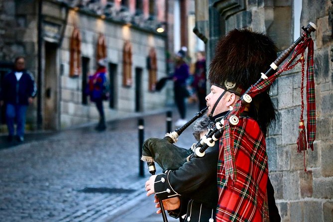 Edinburgh Food Tour with Scotch, Haggis, a Secret Dish & More - The city sights between the bites
