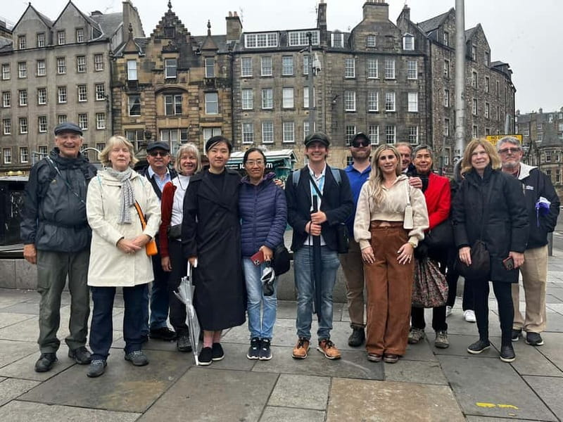 Edinburgh: Full-Day Walking Tour with Edinburgh Castle - Greyfriars Bobby and the kirkyard