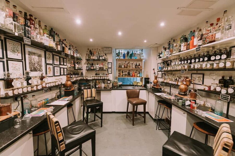 Edinburgh: Gin Distillation Workshop with Gin Tasting - Choosing flavors for your bespoke gin