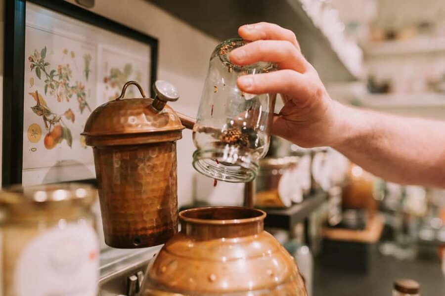 Edinburgh: Gin Distillation Workshop with Gin Tasting - What makes the price worthwhile