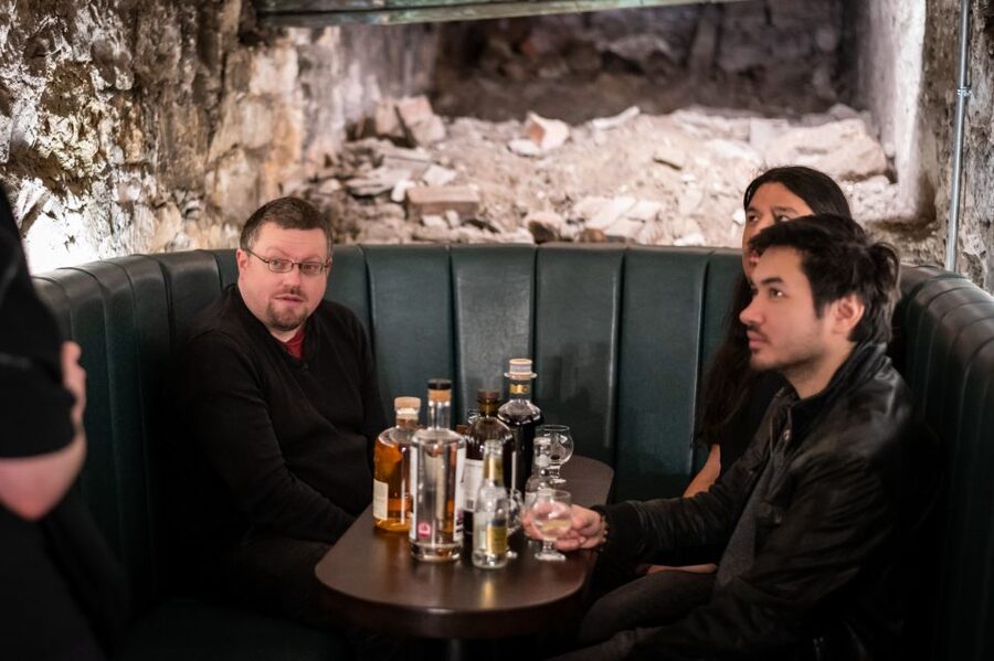 Edinburgh: Gin Tasting at Underground Venue - The first glass: gin before the modern bottle