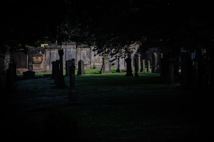Edinburgh: Guided Ghost Walking Tour - Royal Mile stories with a Spanish-speaking guide