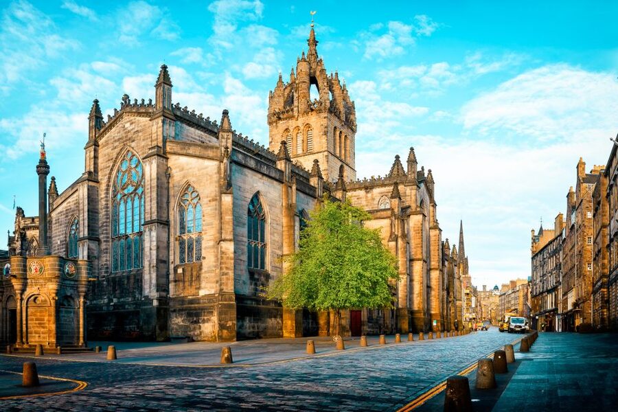 Edinburgh: Guided Harry Potter Tour in French - Cafés, graveyard details, and the city’s darker mood
