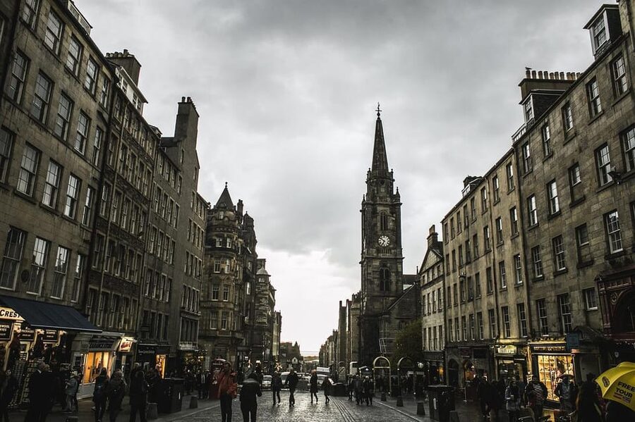 Edinburgh: Harry Potter Walking Tour with Dungeon Entry - Finishing near City Chambers