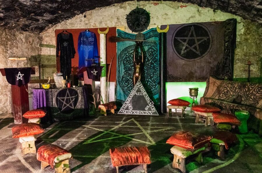 Edinburgh: Haunted Underground Vaults and Graveyard Tour - Why the guide makes such a difference