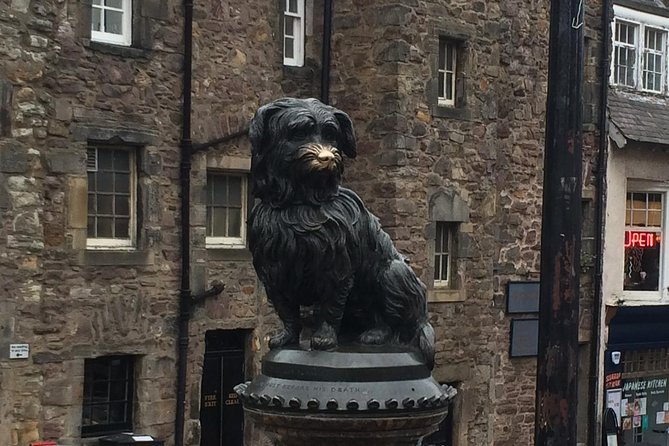 Edinburgh: History Lovers Old Town Walking Tour - Greyfriars Kirkyard and famous names among the graves
