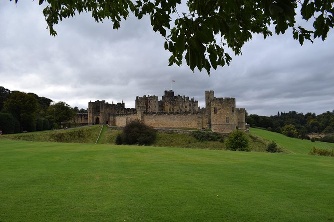 Edinburgh: Holy Island, Alnwick Castle & Kingdom of Northumbria - How the guides affect the experience