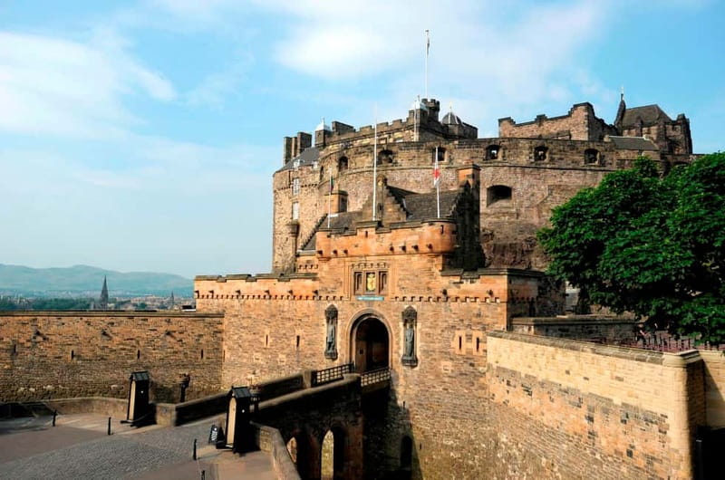 Edinburgh: Immersive Old Town Historical Walking Tour - Why this 90-minute walk works as an Edinburgh introduction