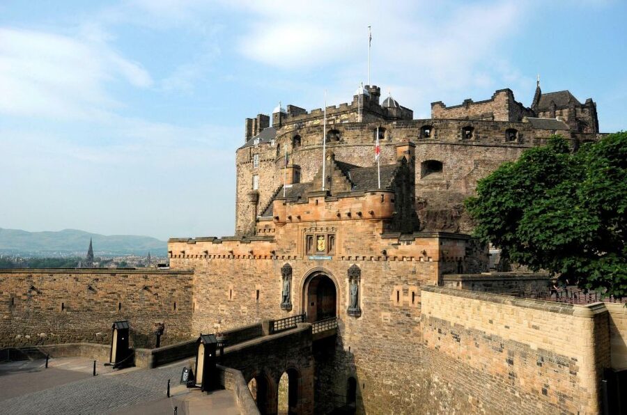 Edinburgh: Immersive Old Town Historical Walking Tour - Storytelling, pace, and group comfort