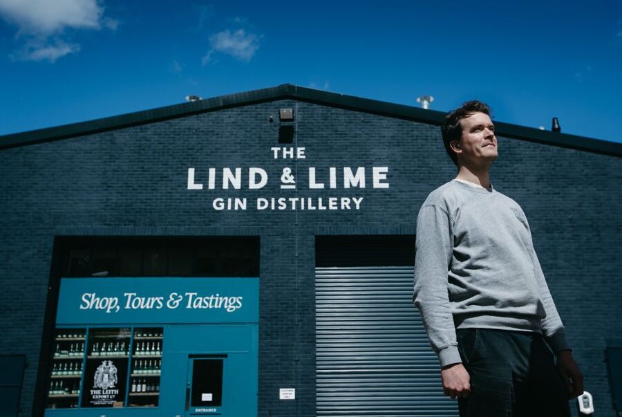 Edinburgh: Lind & Lime Gin Distillery Tour & Tasting - Starting with a G&T in Leith