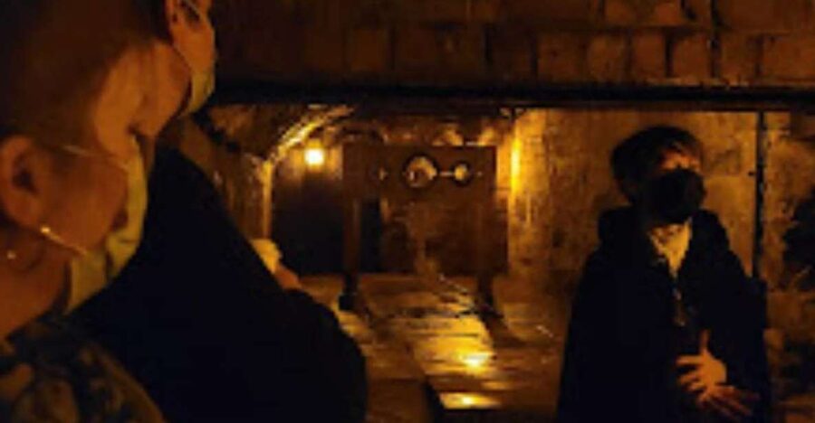 Edinburgh: Old Town and Underground Ghost Tour - Starting beneath the Royal Mile