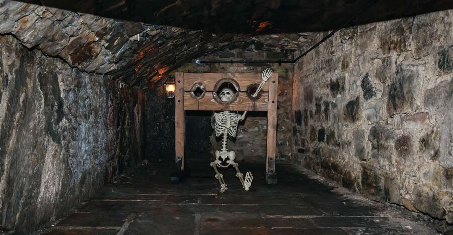 Edinburgh: Old Town and Underground Historical Tour - What the guide adds to the buildings